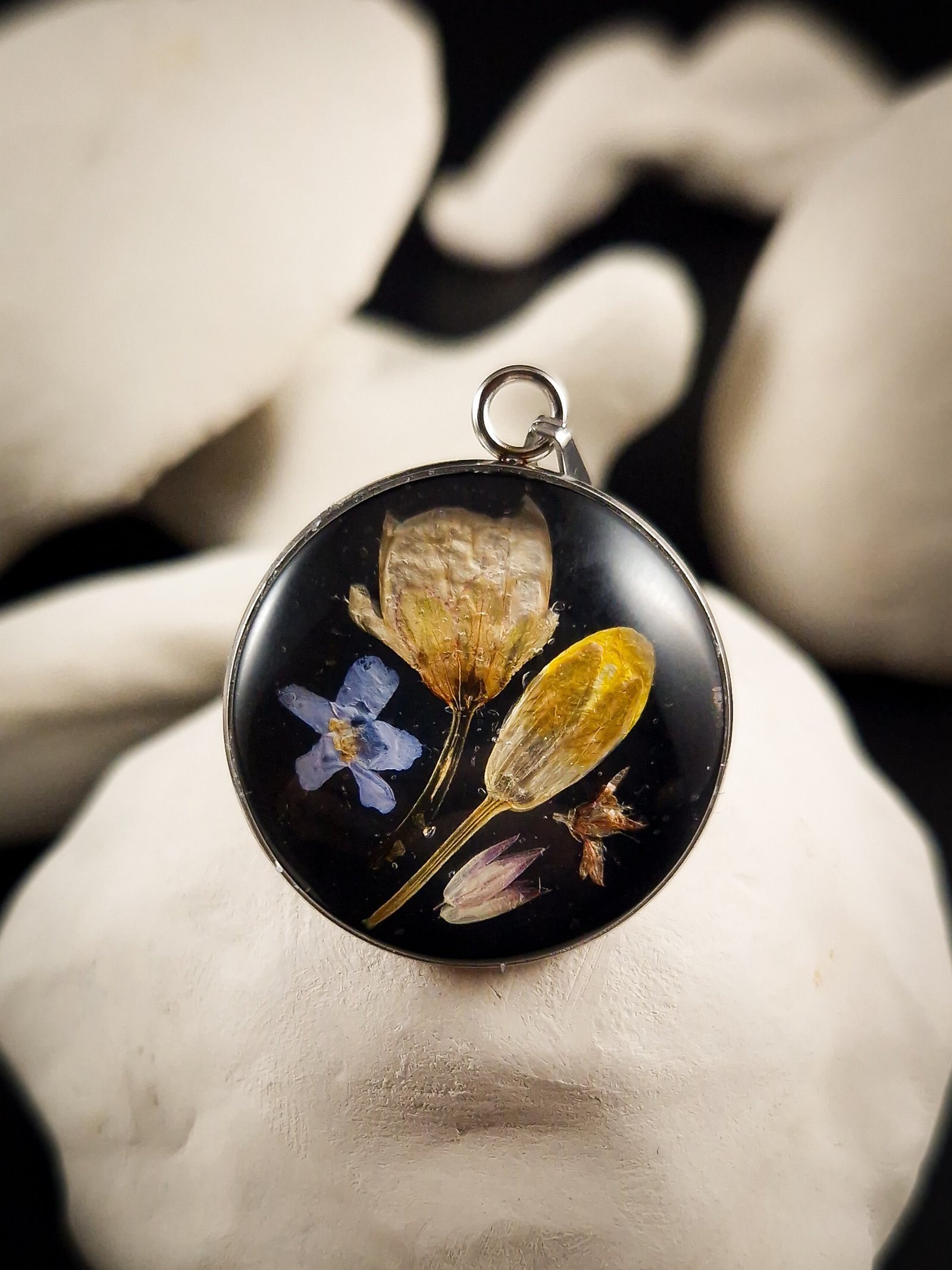 Wildblüten Medaillon • Komposition: Kirschknospe, Rapsblüte, Vergissmeinnicht, Grasblüte, Fetthenne